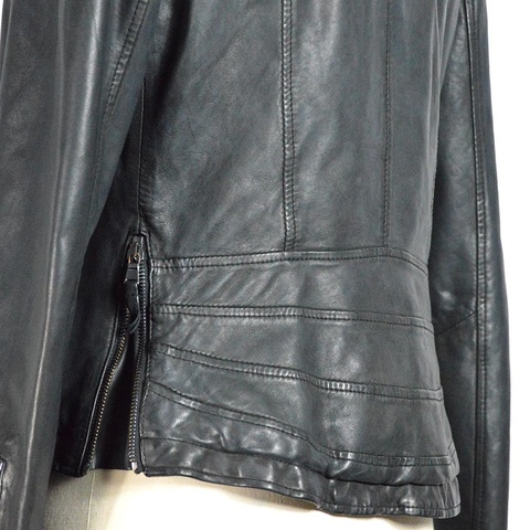 Dettaglio giacca in nappa nera