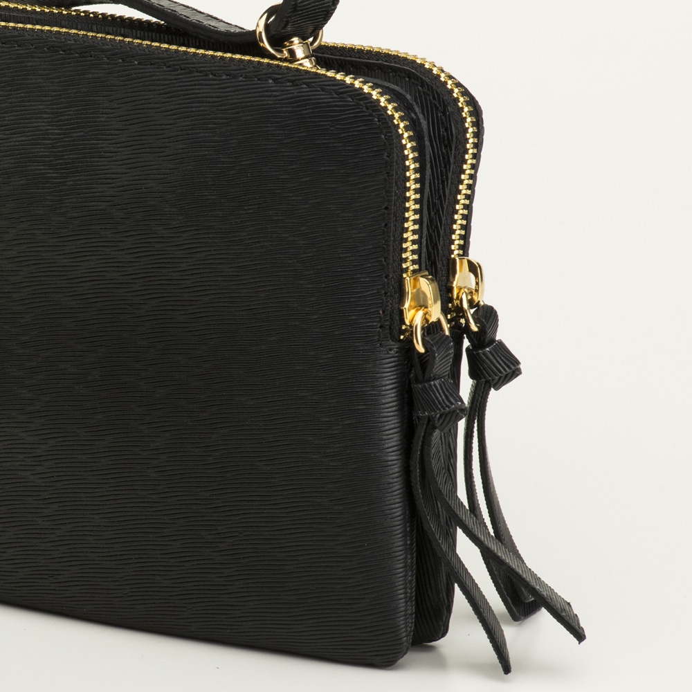 Dettaglio pochette in pelle stampata